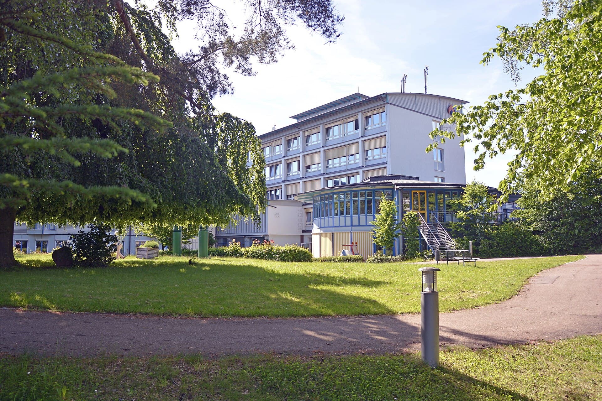 Außenansicht: Helios Amper-Klinik Indersdorf